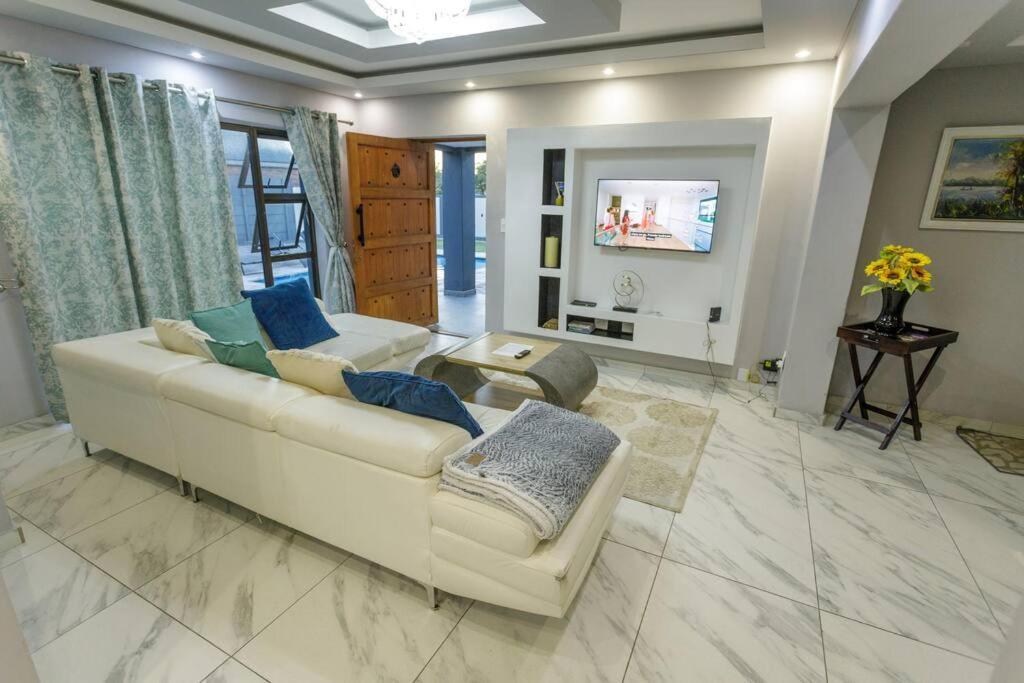 Cozier Glitz Villa Fokváros Kültér fotó